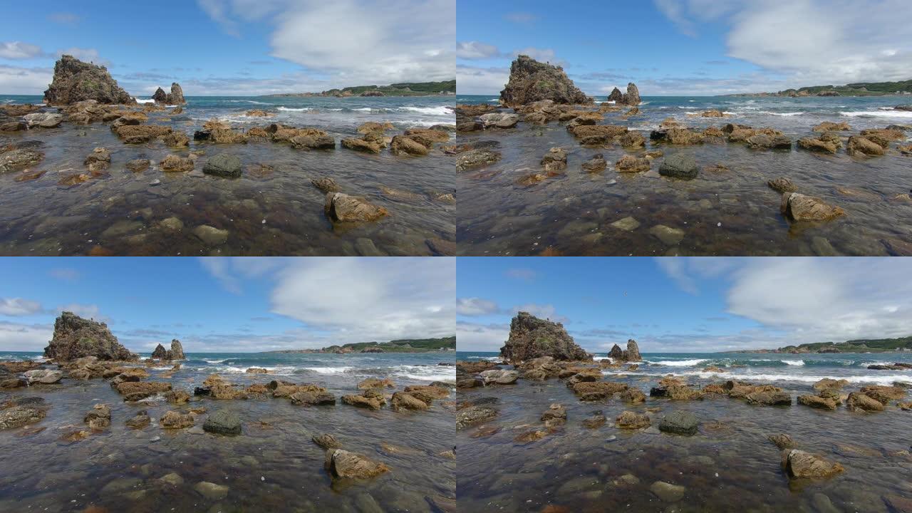 海浪撞击在岩石海滩上