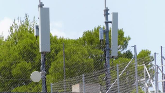 栅栏后面的柱子上的雷达电话技术