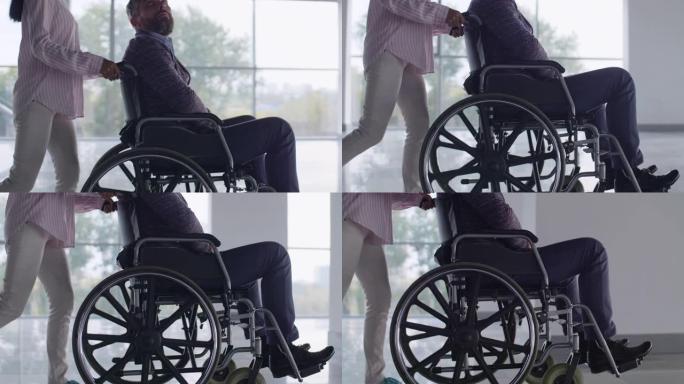 女人推着轮椅与截瘫男子
