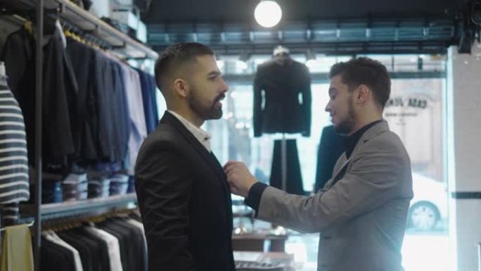 拉丁美洲男子在男装商店试穿新衣服