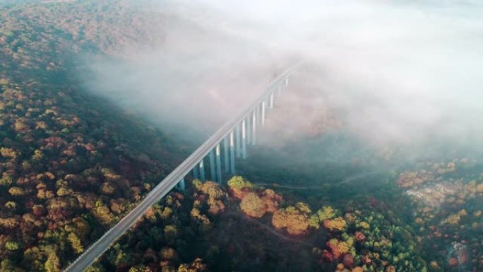 高架桥上高速公路的鸟瞰图，高科技工程建设，赭色景观和天空中的低云。