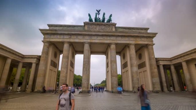柏林，德国-五月，2019: 白天在著名的历史古迹建筑勃兰登堡门的延时