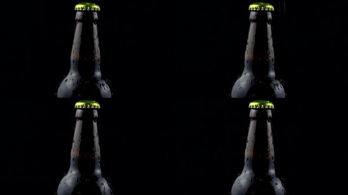 在黑暗的背景下，冷凝水滴从啤酒瓶中流下。一瓶迷雾啤酒。