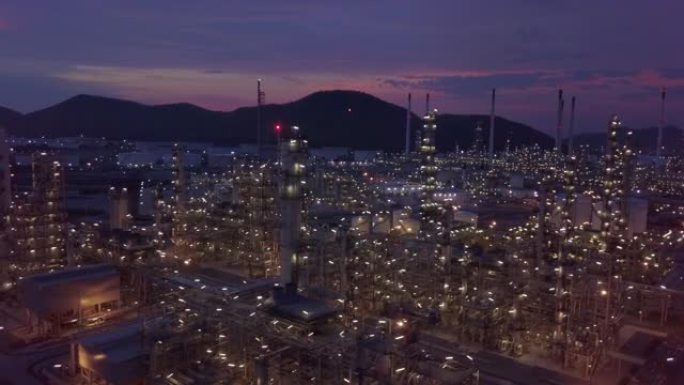 来自工业区的炼油厂，鸟瞰油气石化工业，炼油厂储油罐和夜间管道钢，生态系统和健康环境概念，4k。