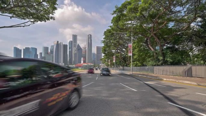 新加坡交通城市的时间流逝。街道周围的交通标志、灯光和树木。