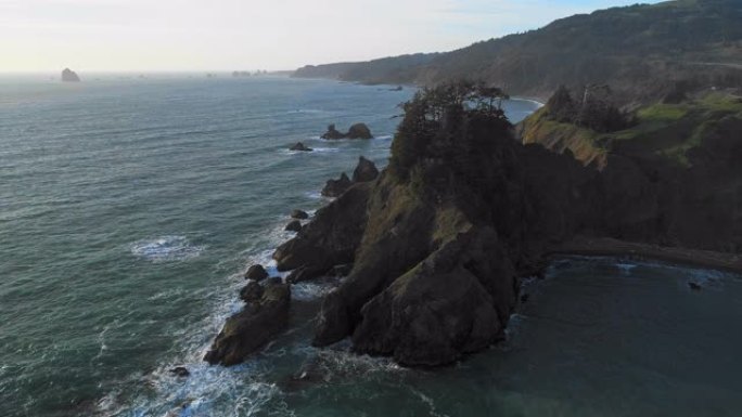 美国西海岸布鲁金斯附近岩石俄勒冈州海岸的空中风景。静态摄像机的无人机视频。