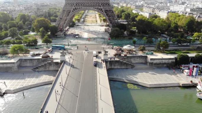 埃菲尔铁塔和前面的桥的鸟瞰图，在巴黎河上，4K