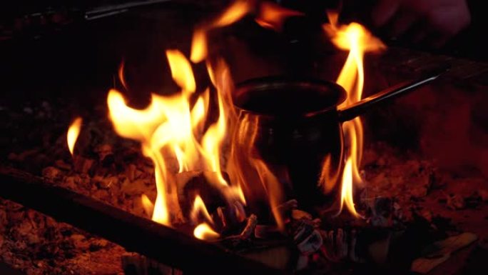 站在红色火焰的舌头所包围的煤上，用咖啡煮熟的土耳其人