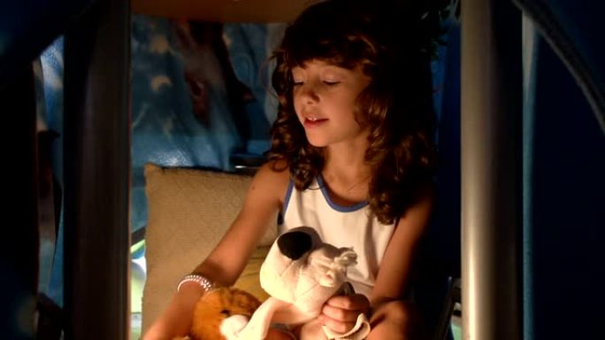 漂亮的孩子女孩在一个秘密巢穴FDV里玩狗和熊木偶