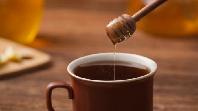 蜂蜜倒入一杯茶。一杯蜂蜜蜂蜜素材蜂蜜视频