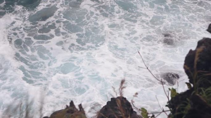 海浪在多岩石的海岸上破裂，形成海藻。
