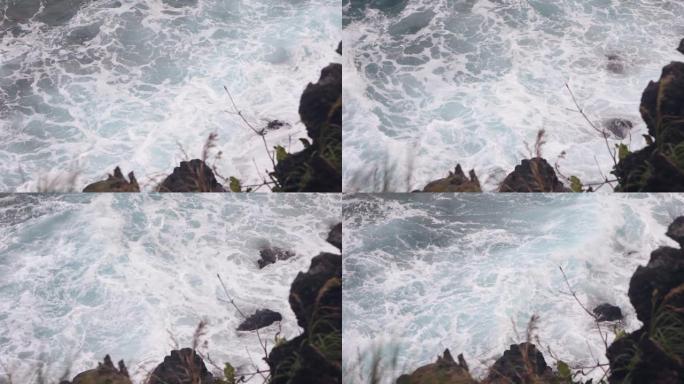 海浪在多岩石的海岸上破裂，形成海藻。