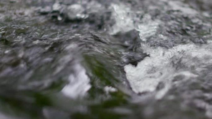 在大烟山中间的一条小溪中流动的水的特写镜头。