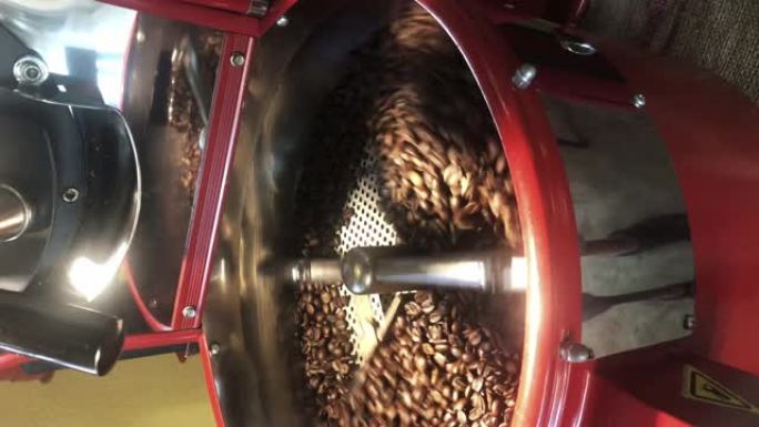 烘焙咖啡豆，放入机器。咖啡店和咖啡师的新鲜烘焙咖啡豆