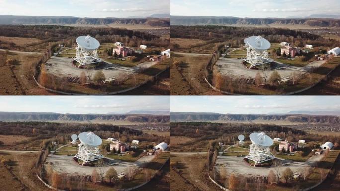射电望远镜卫星天线，无人机的鸟瞰图。俄罗斯卡拉恰伊-切尔克斯西亚射电天文台zelechukskaya