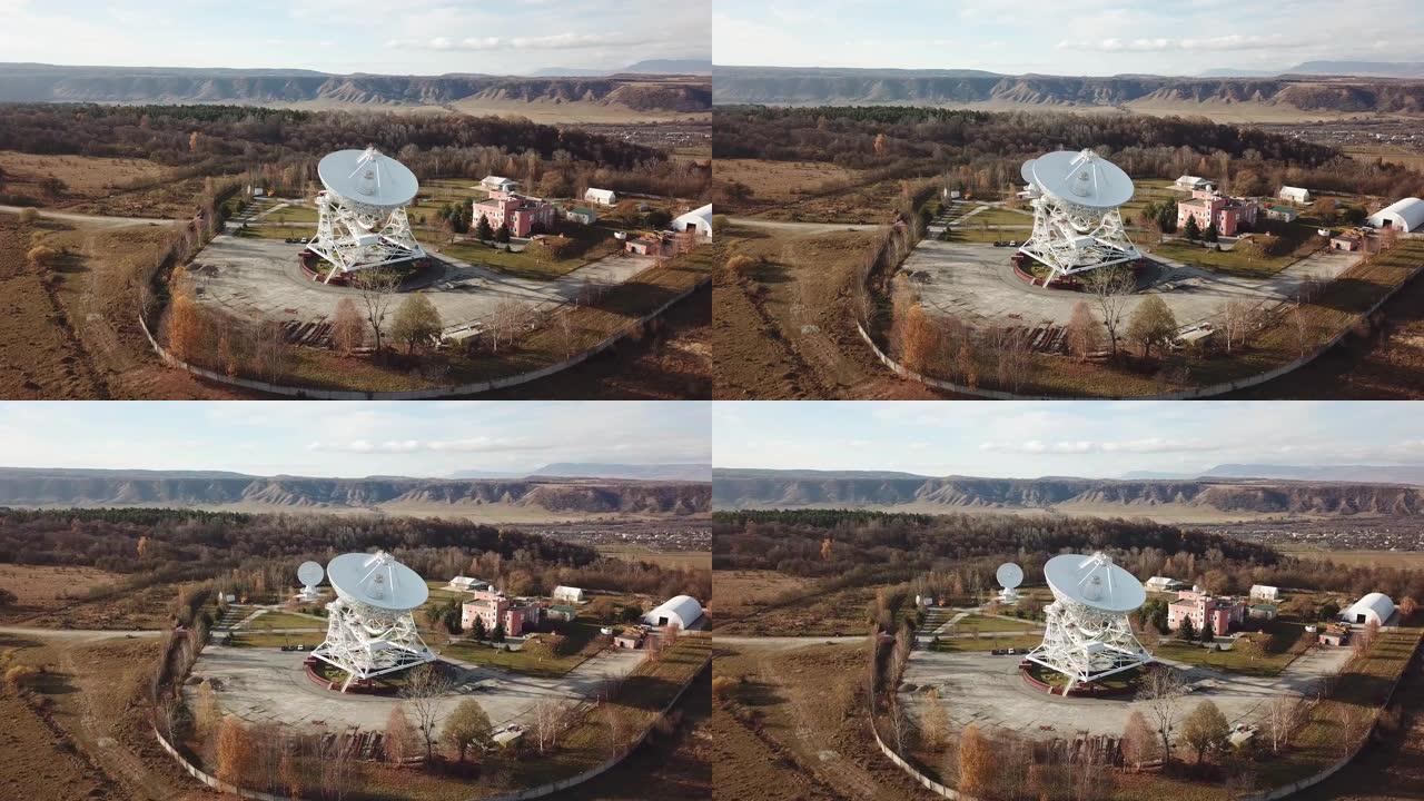 射电望远镜卫星天线，无人机的鸟瞰图。俄罗斯卡拉恰伊-切尔克斯西亚射电天文台zelechukskaya