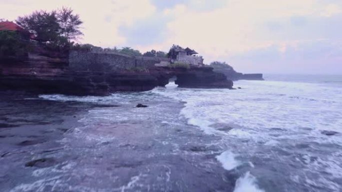 海浪在巴厘岛的海滩上坠落