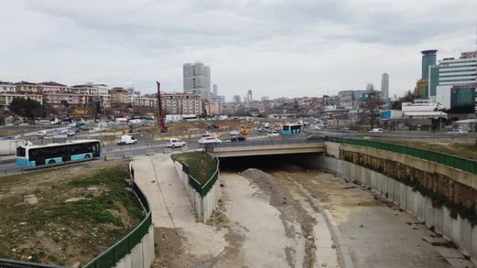 在伊斯坦布尔安纳托利亚一侧Goztepe桥附近的E5公路上进行施工
