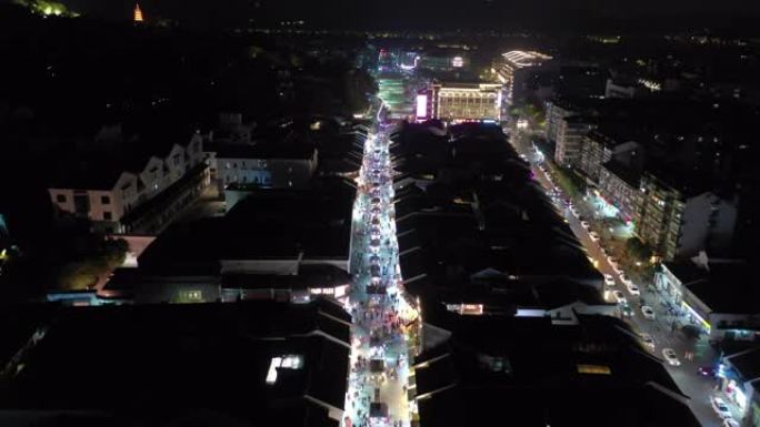 杭州市著名行人拥挤街道区域夜间照明航空全景4k中国
