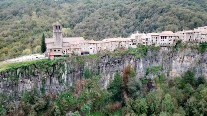 风景如画的森林景观，中世纪的Castellfollit de la Roca村