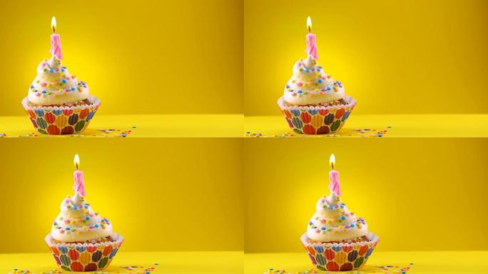 生日装饰的纸杯蛋糕，配有蜡烛和洒水。蜡烛最后会被吹灭。-滑动镜头
