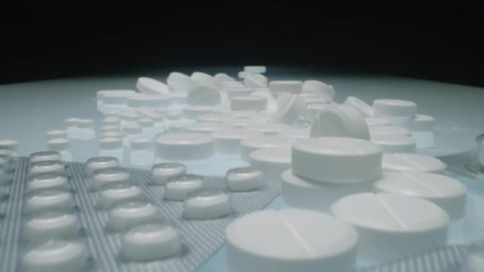 药品泡罩包装和白色药片放在桌子上