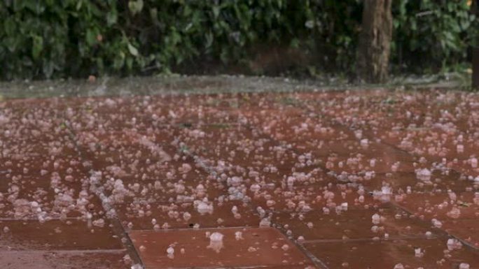 暴风雨中冰雹石击中瓷砖的特写