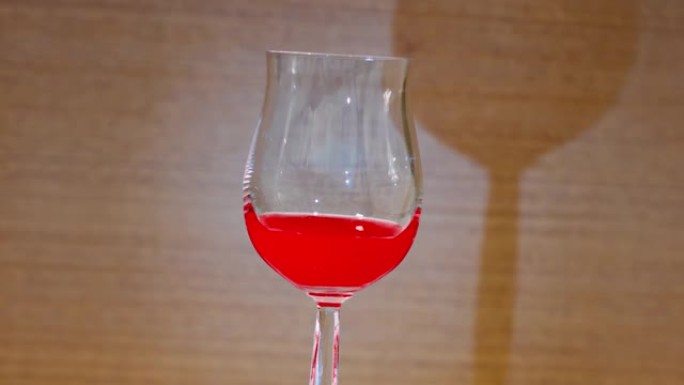红色液体填充玻璃高脚杯