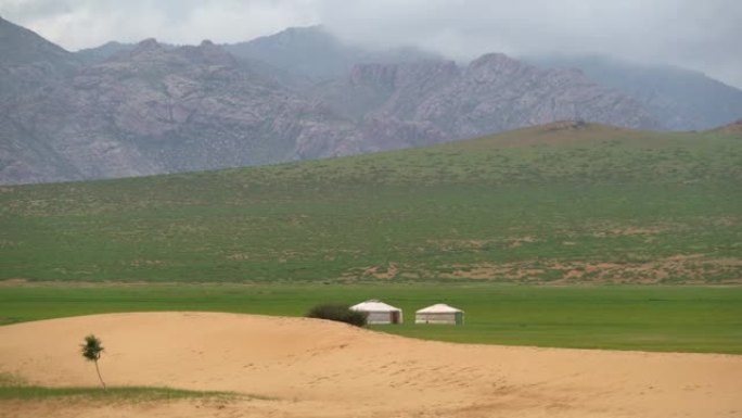 戈壁沙漠旁草地上的蒙古包