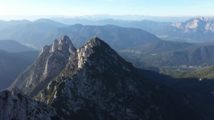 鸟瞰图，飞越朱利安阿尔卑斯山的山峰，与Mangart并列