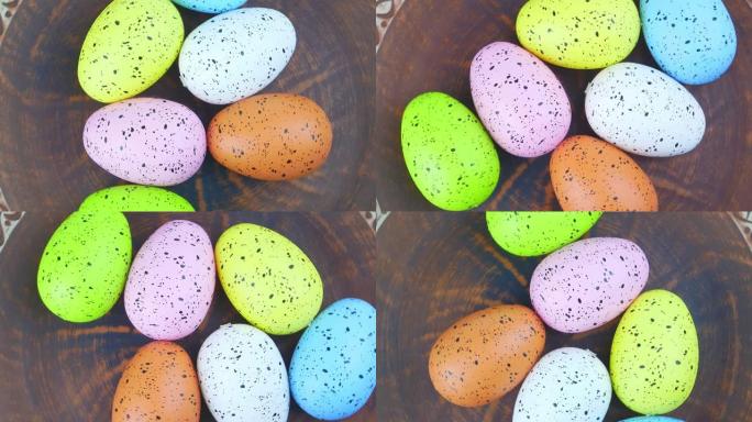 彩色节日复活节彩蛋放在盘子里。
