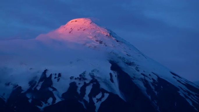 夏季日落时的奥索诺火山，智利巴塔哥尼亚