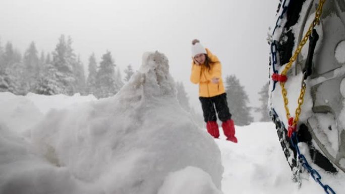 汽车视点。在雪地里开车。汽车在路上行驶。恶劣天气下偏僻的汽车问题。汽车保险。路上有一个女人。