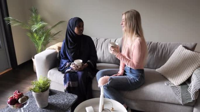 千姿百态的千禧年女性在家喝咖啡聊天