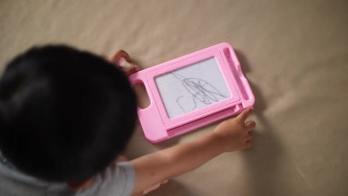 用平板电脑玩具绘画的男婴创造一个想法，4K