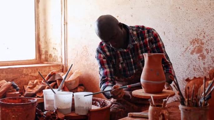 非裔美国男波特画陶瓷壶