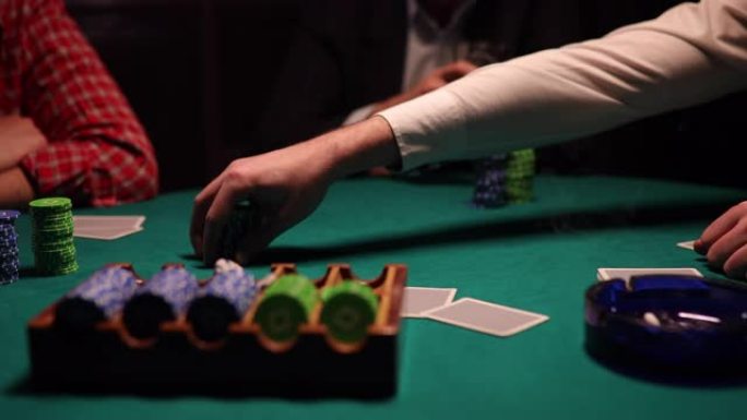 Dealer在暗室的德州扑克比赛中开局失败