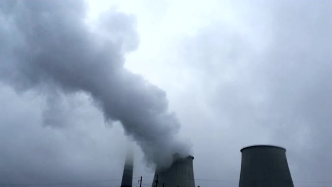 热站工业吸烟管道污染空气。