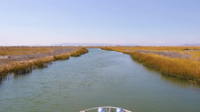 浮岛之间的秘鲁喀喀湖水道