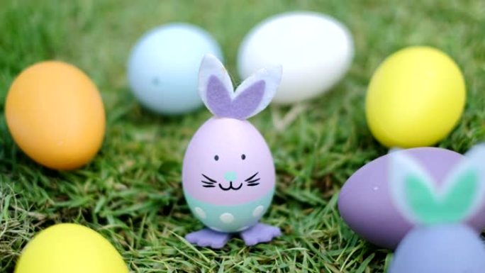 草坪草地上的复活节兔子装饰品，春假自然场景，复活节快乐概念。多莉射击