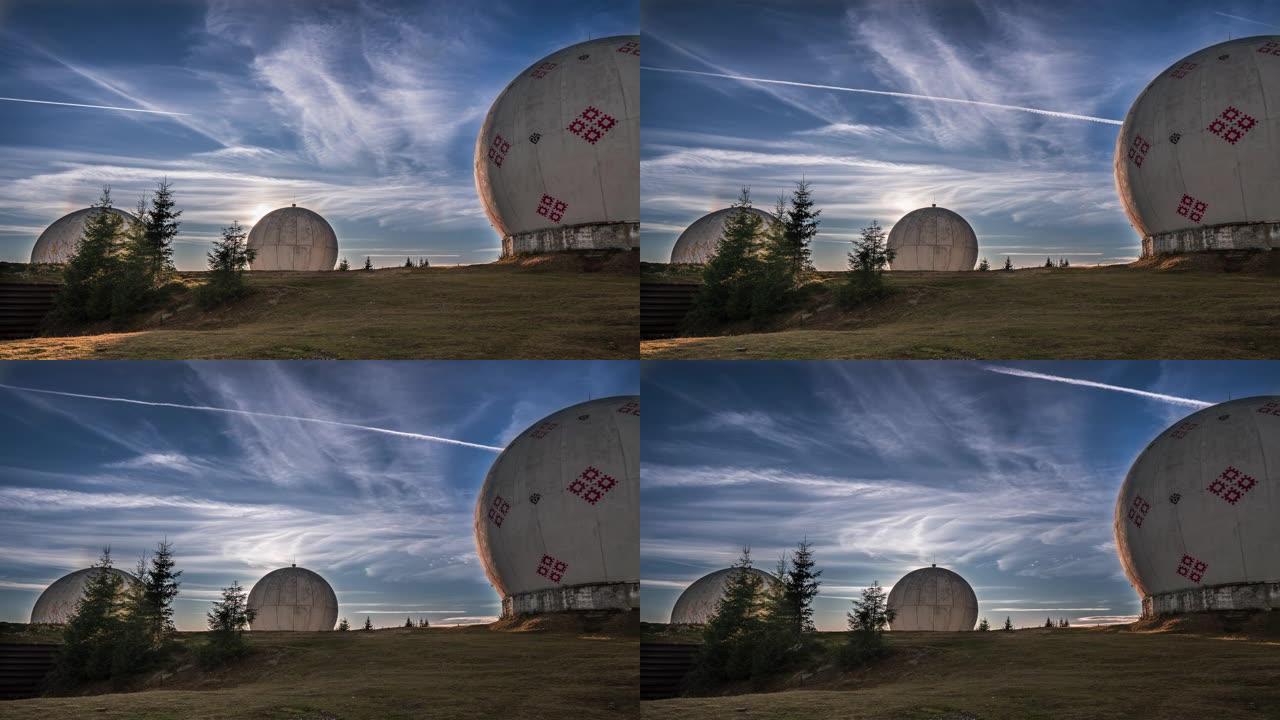 旧兵站的延时。查看带有球形屋顶的废弃雷达站帕米尔。延时视频与凉爽的云和完美的日落。