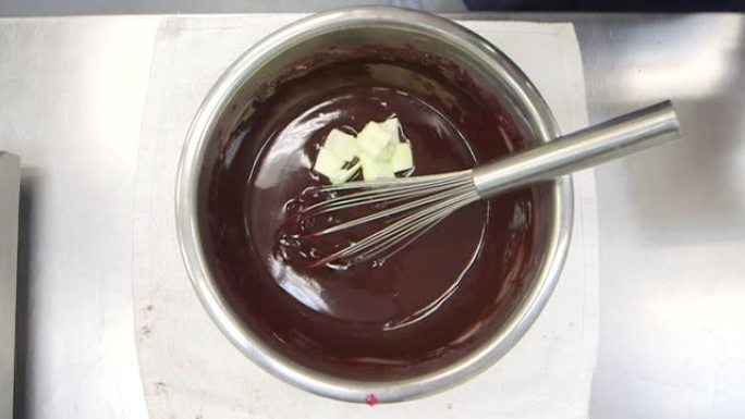 Chocolatier的厨房-在双锅炉上加入黄油并搅拌成巧克力，制成Ganache