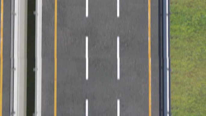 道路上车道的俯视图，快速移动-可循环的3d动画