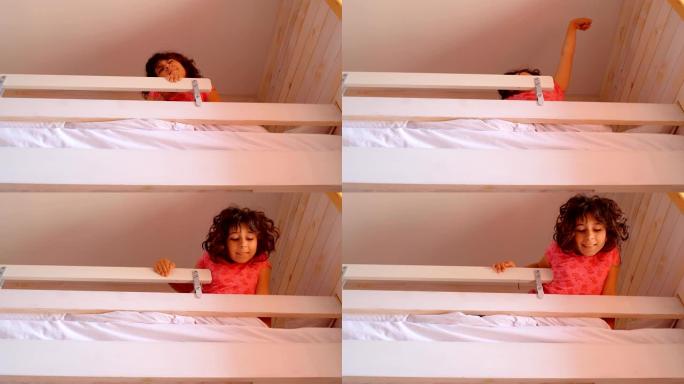 童女从睡梦中醒来，从二楼床上微笑，4k