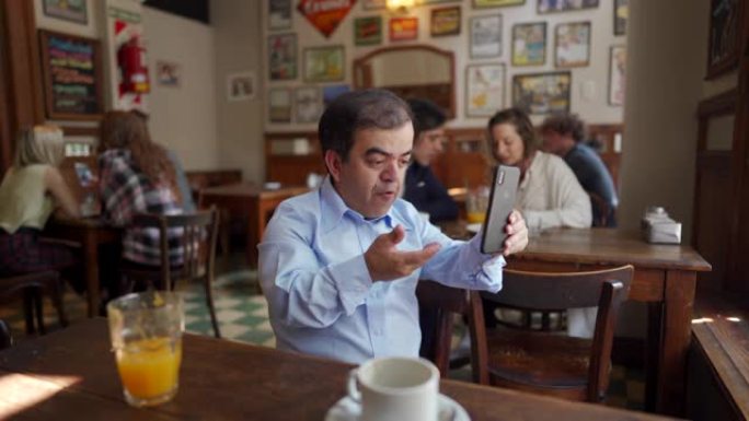 小矮人在自助餐厅的智能手机上进行视频通话