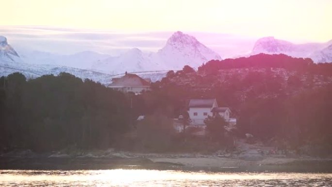 斯堪的纳维亚风景，有房屋和遥远的雪山