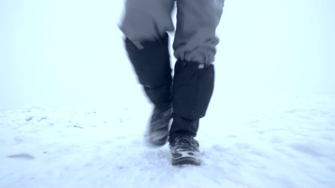 冬季步行单人旅行者视点。Vlogging在大自然中。拥抱群山。感受能量。回到根源。