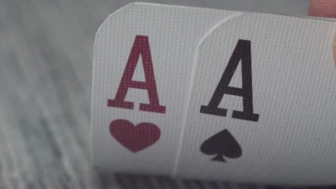 赌场桌上扑克牌的宏观拍摄