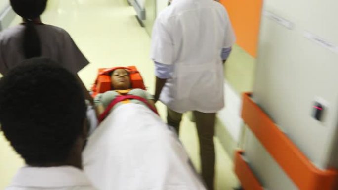 病人在床上被推着穿过医院