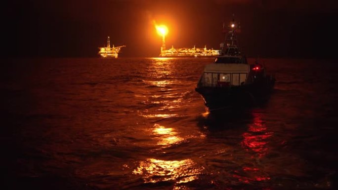 海上油田夜间船员换人期间的海上船员。